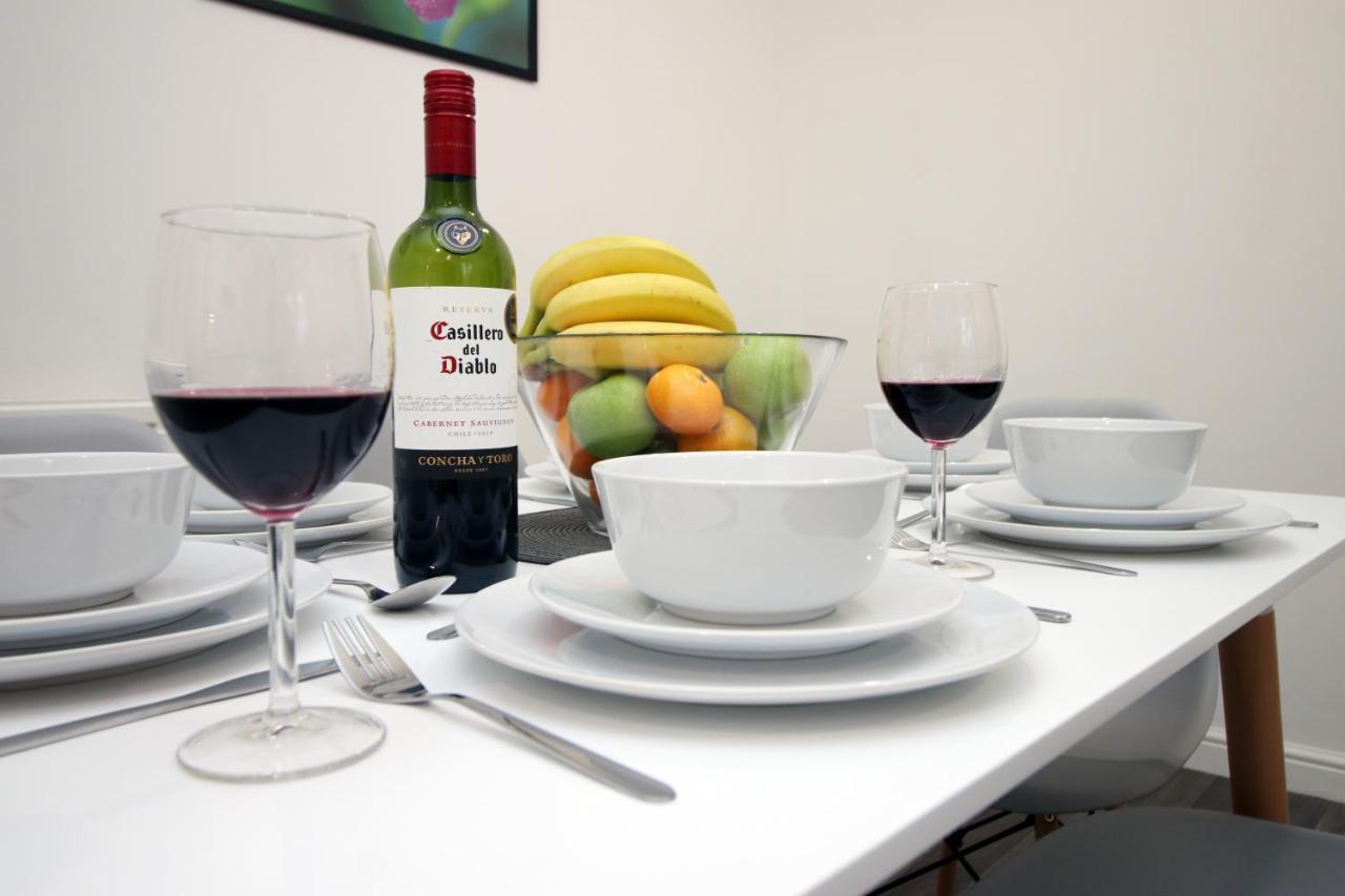 Delft - Spacious Home, High Speed Wi-Fi, Free Parking, Terrace Swindon Extérieur photo