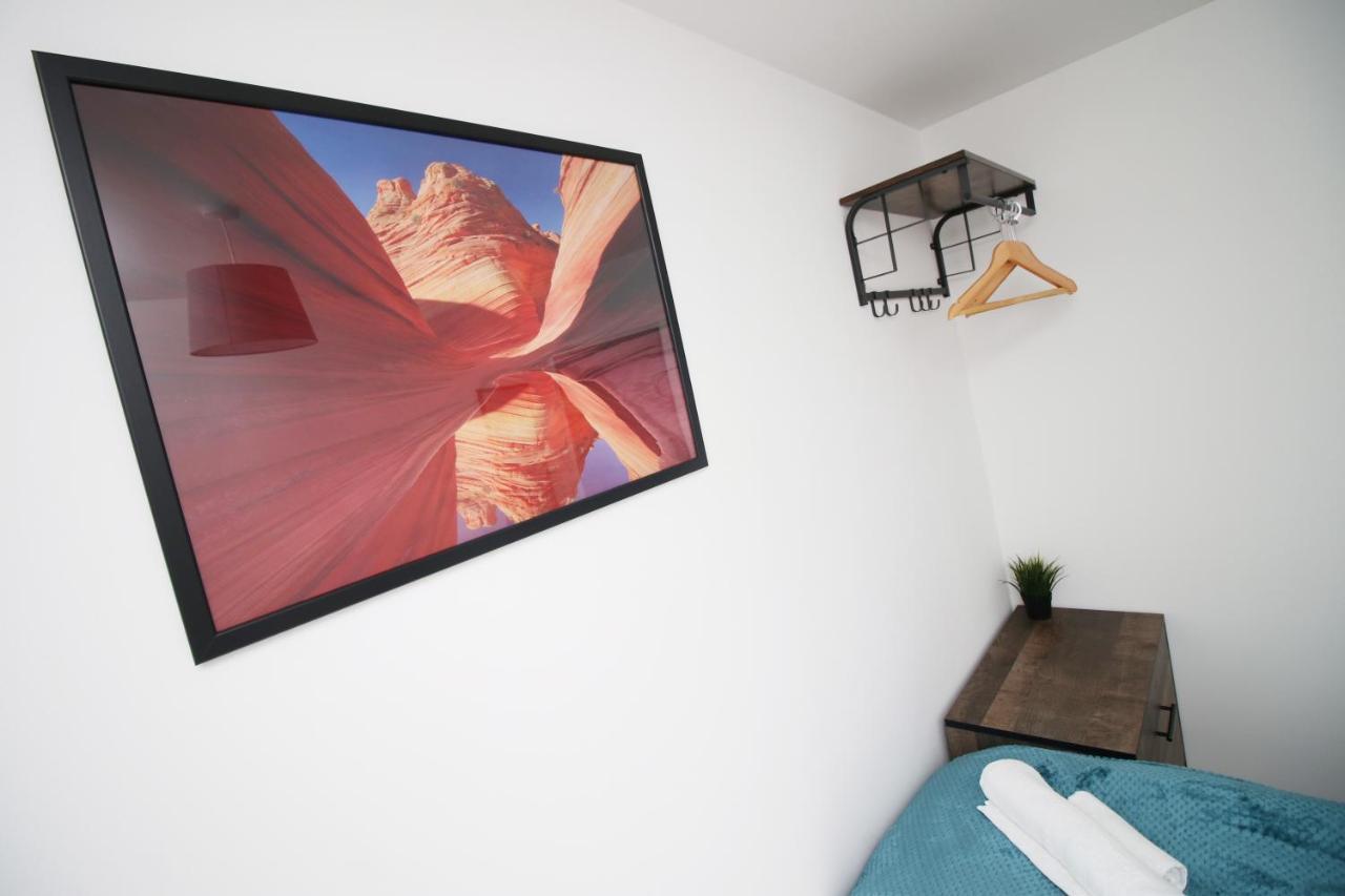 Delft - Spacious Home, High Speed Wi-Fi, Free Parking, Terrace Swindon Extérieur photo