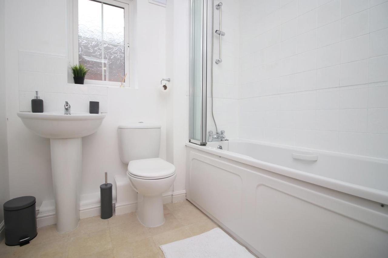 Delft - Spacious Home, High Speed Wi-Fi, Free Parking, Terrace Swindon Extérieur photo