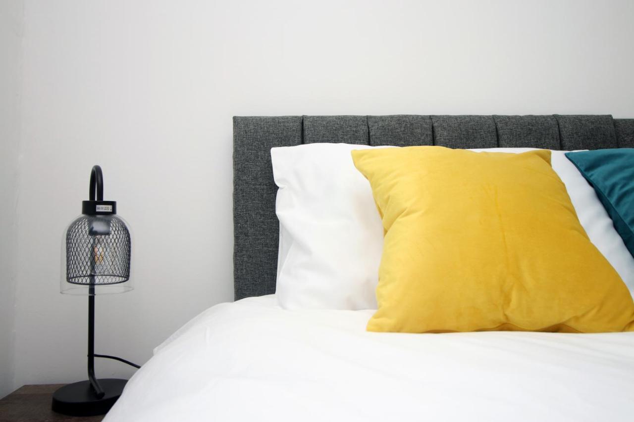 Delft - Spacious Home, High Speed Wi-Fi, Free Parking, Terrace Swindon Extérieur photo