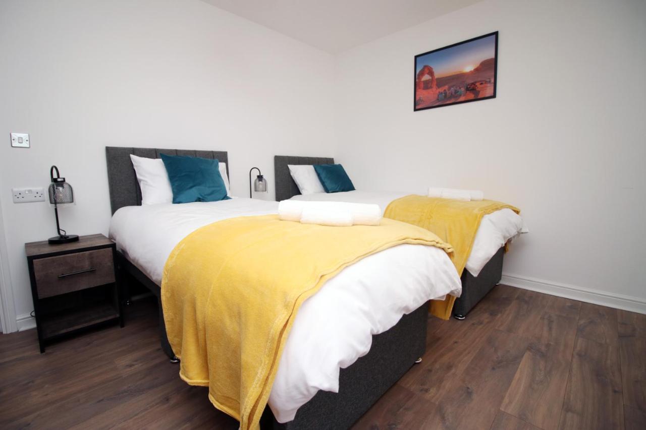 Delft - Spacious Home, High Speed Wi-Fi, Free Parking, Terrace Swindon Extérieur photo